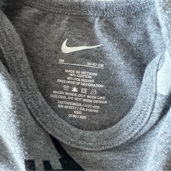 Nike Swoosh Gray Baby Boy Girl Onesie Bodysuit Short Sleeve 3M - Picture 3 of 3